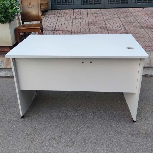 Bàn làm việc màu kem 1m2x70cm thanh lý