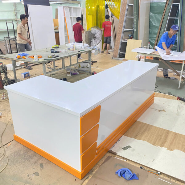 Quầy lễ tân trung tâm ngoại ngữ chữ L mới 100%