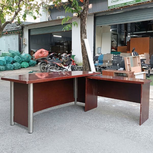 ban-giam-doc-goc-L-cu