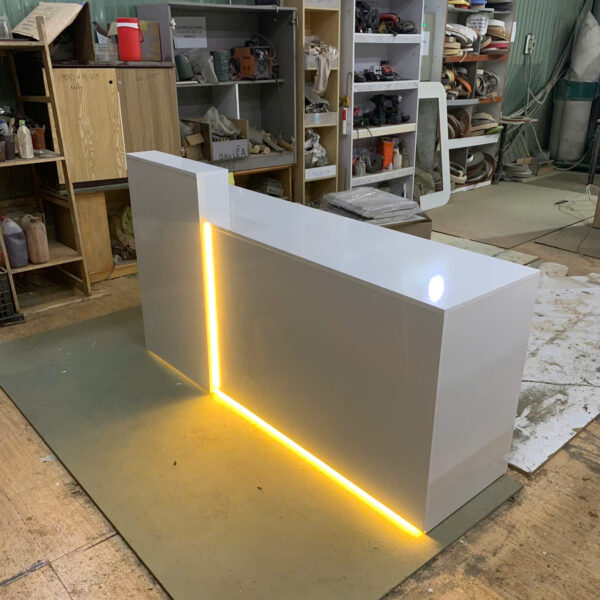 Quầy lễ tân 1m8 màu trắng có đèn LED