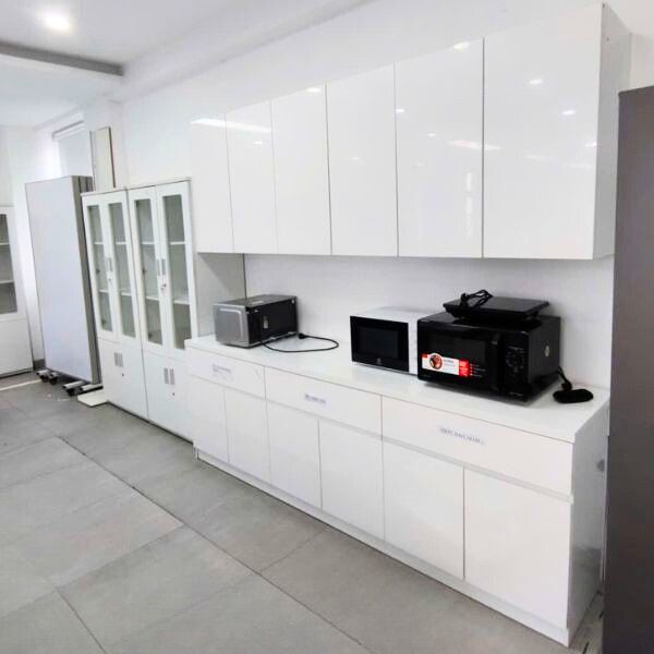 Bộ tủ bếp văn phòng gỗ MDF trắng hiện đại mới 90%