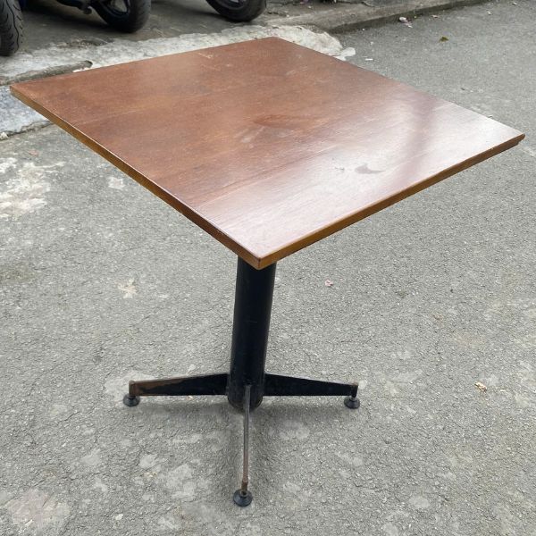 ban-cafe-vuong-mat-go-nau-cu