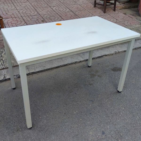 Thanh lý bàn làm việc chân sắt trắng 1m2