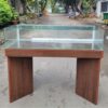 Thanh lý bàn trưng bày gỗ MDF mặt kính 1m2
