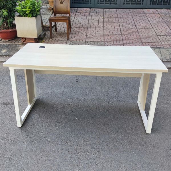 ban-chan-sat-1m4-thanh-ly-gia-re