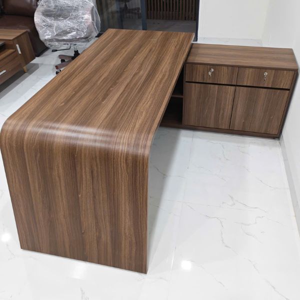 ban-giam-doc-chu-l-hien-dai-gia-re