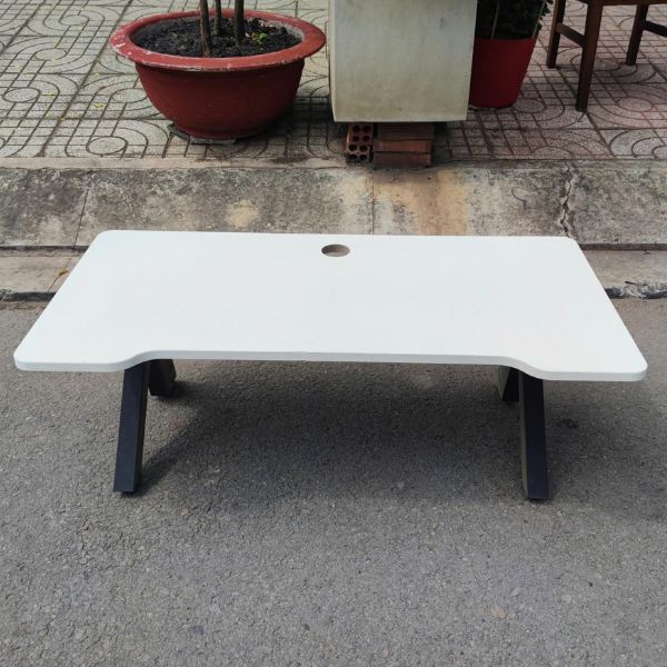 Bàn bệt làm việc tại nhà có lỗ đi dây thanh lý giá rẻ